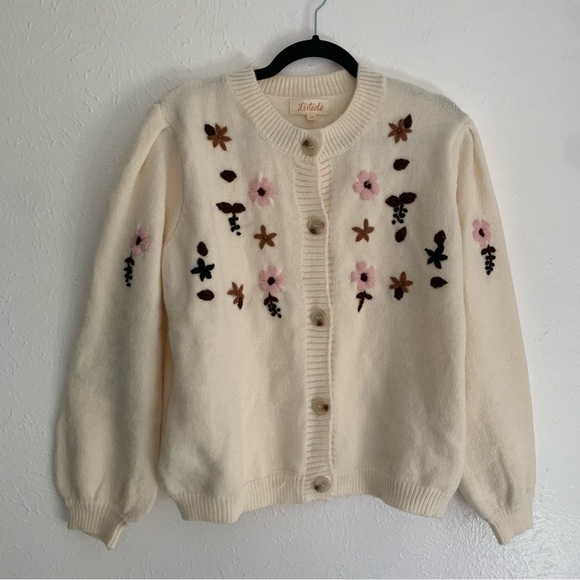 Listicle Sweaters - Gildan Cream Floral Cardigan